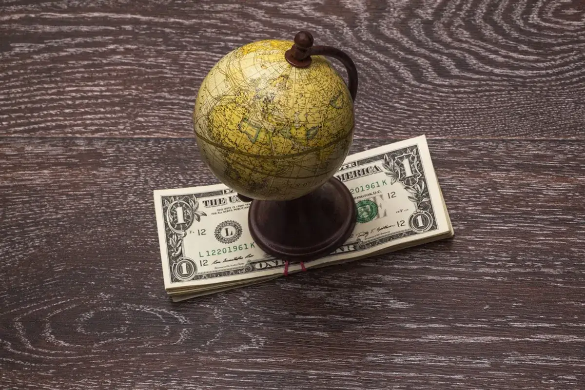 Globus na stosie dolarów. Zastanawiasz się, ile euro można przewieźć w samolocie?