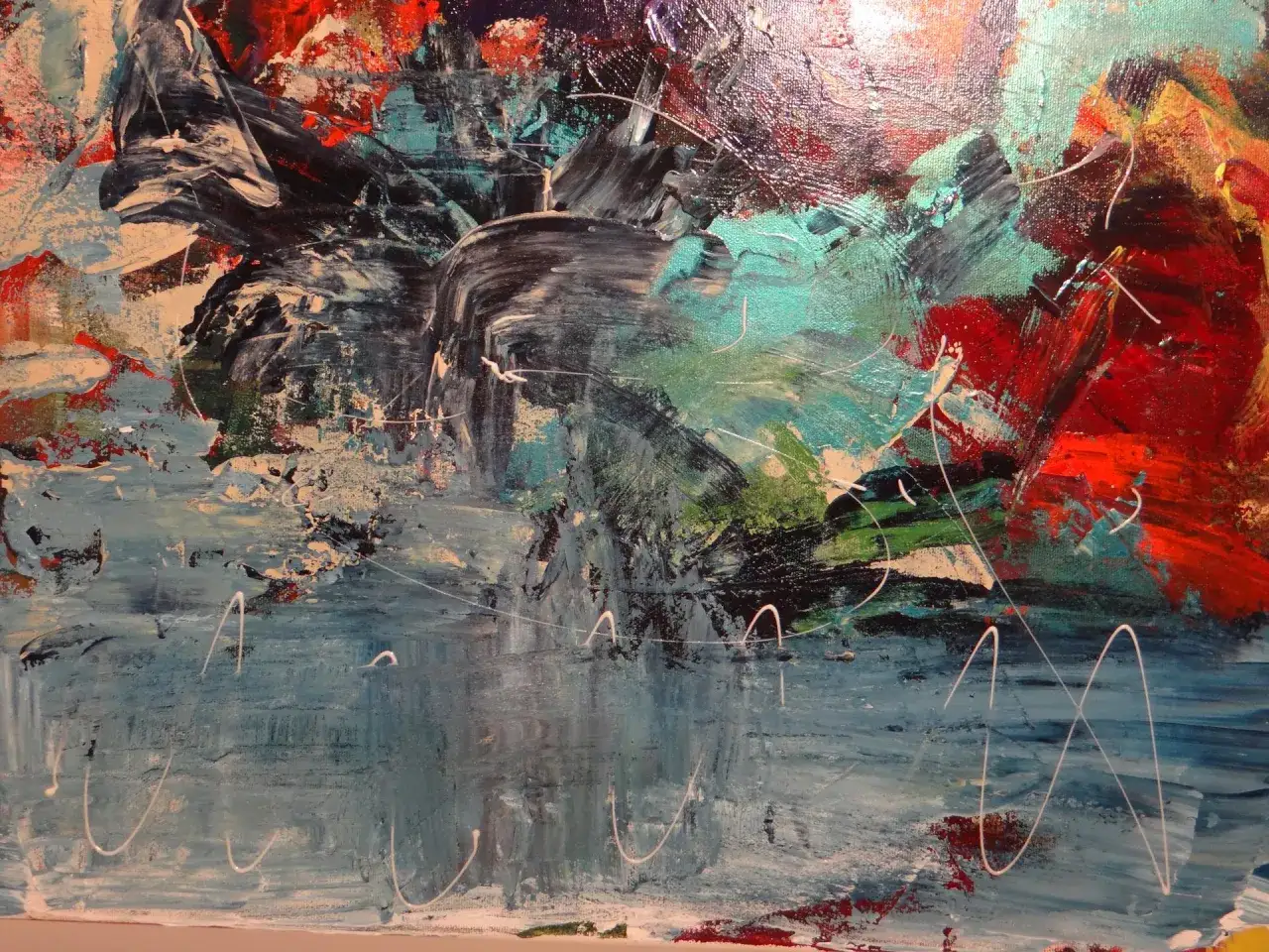 Abstraction vibrante avec des touches de bleu, rouge et vert. Le fini, entre vernis satiné ou mat, donne une profondeur unique à la toile.