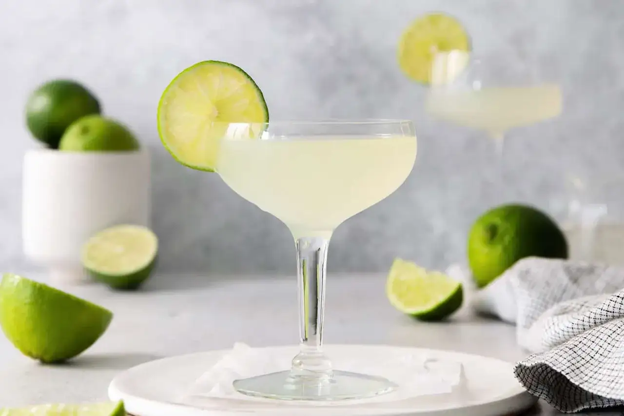 Orzeźwiający daiquiri, klasyczny drink z limonką, idealny na letnie wieczory. Co to jest daiquiri? To proste, a zarazem wykwintne połączenie smaków.