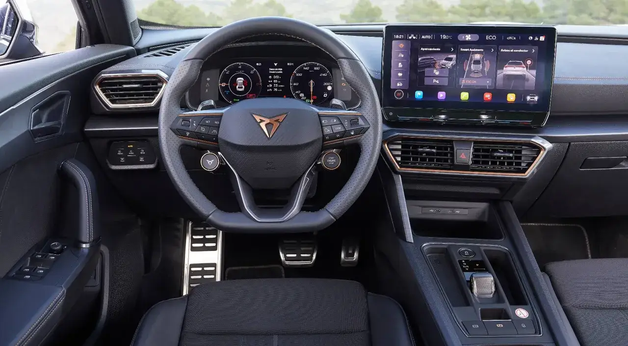 Interior del Cupra Formentor: volante deportivo, pantalla t&aacute;ctil y cuadro digital.