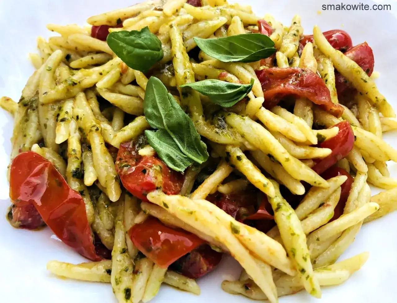 Makaron z pesto ze słoika, z pomidorkami i bazylią. Szybkie i pyszne danie.