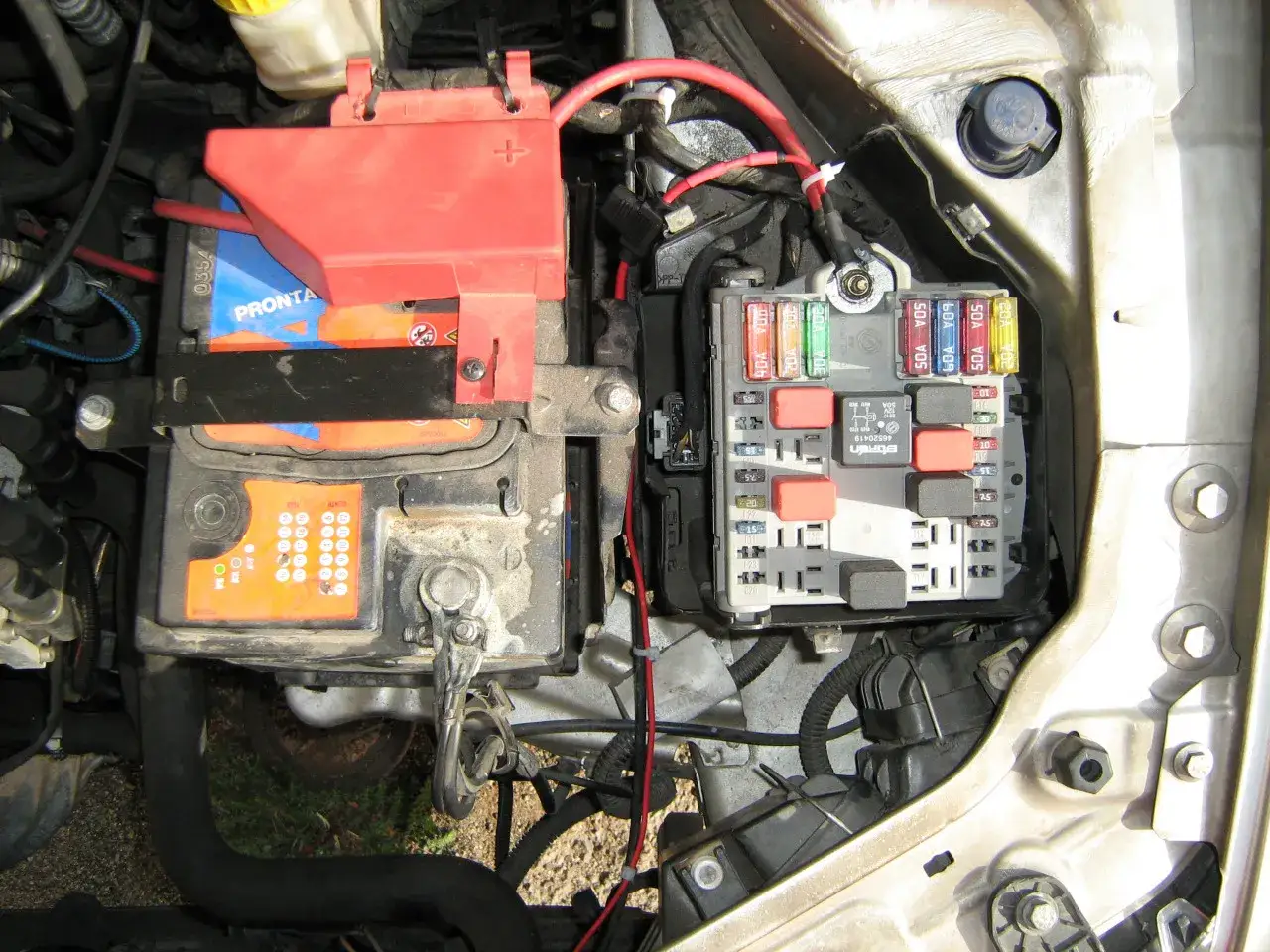 Vano motore con batteria e scatola fusibili. Il clacson a volte suona a volte no, forse un problema qui?