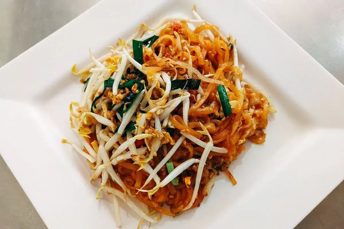 Pyszne danie z makaronu ryżowego, kiełków fasoli mung, jajka i szczypiorku. To właśnie co to jest pad thai.