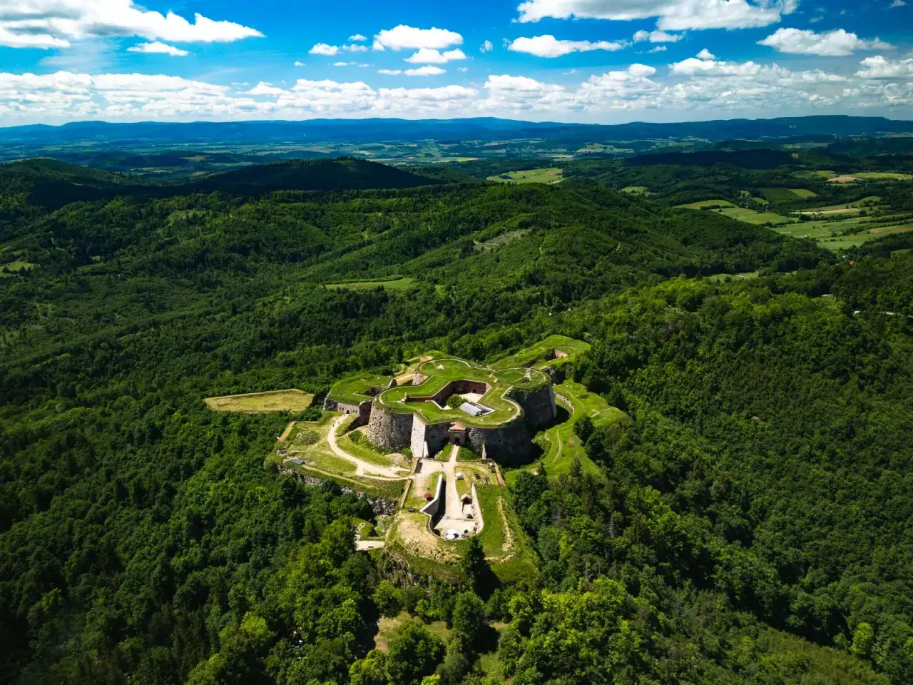 Twierdza na wzgórzu, otoczona zielenią, to wspaniałe **srebrna góra atrakcje**. Widok zapiera dech w piersiach, a krajobraz zachwyca.