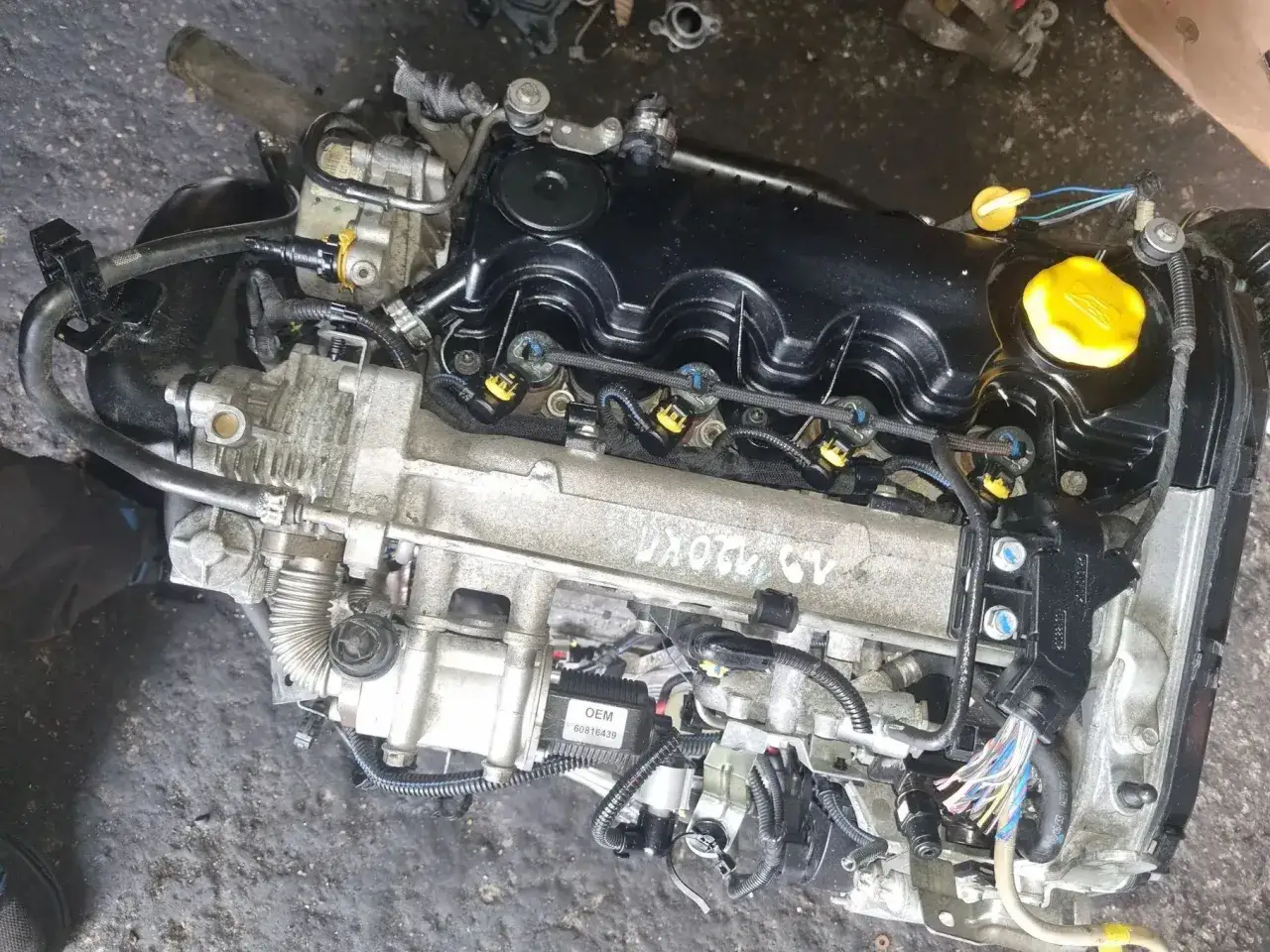 Silnik fiat croma 1.9 jtd, gotowy do montażu. Widoczne wtryskiwacze i okablowanie.