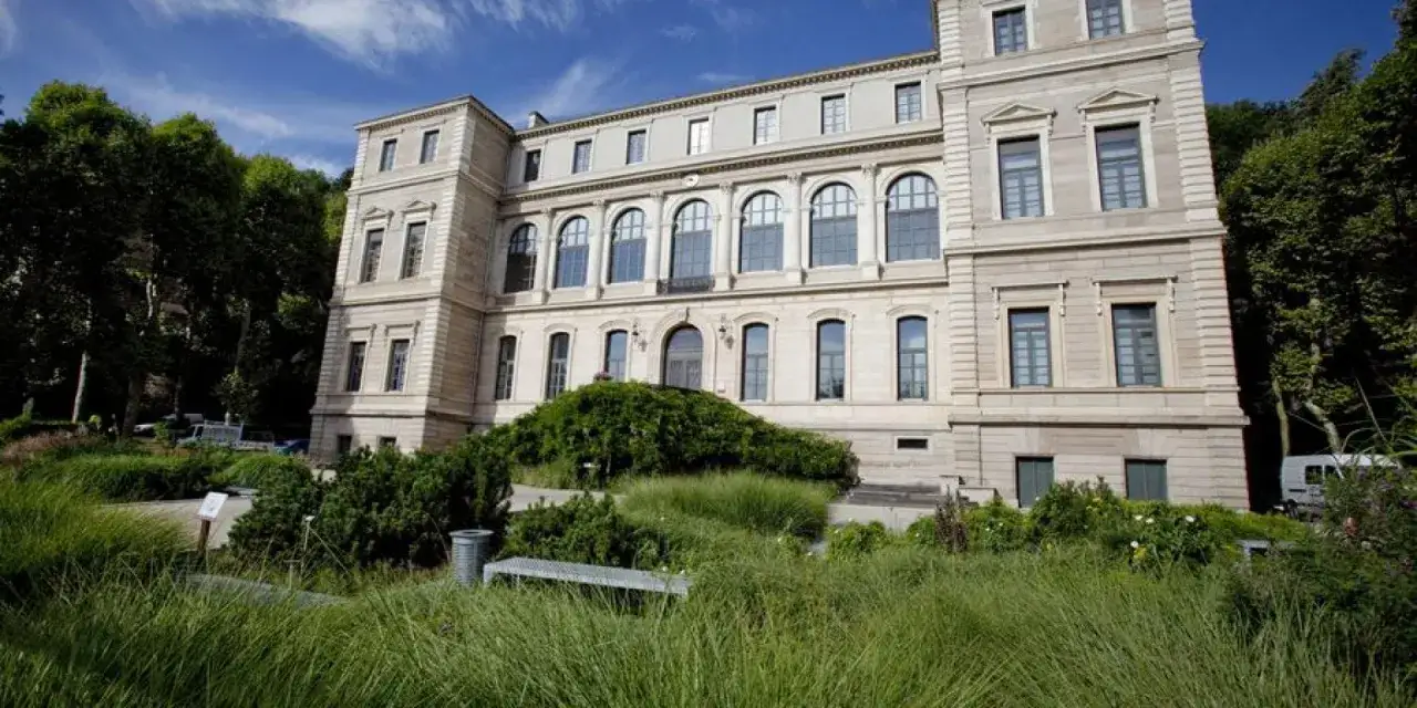Magnifique bâtiment à Saint-Étienne, idéal pour découvrir que faire à Saint-Étienne. Un jardin luxuriant entoure ce lieu historique.