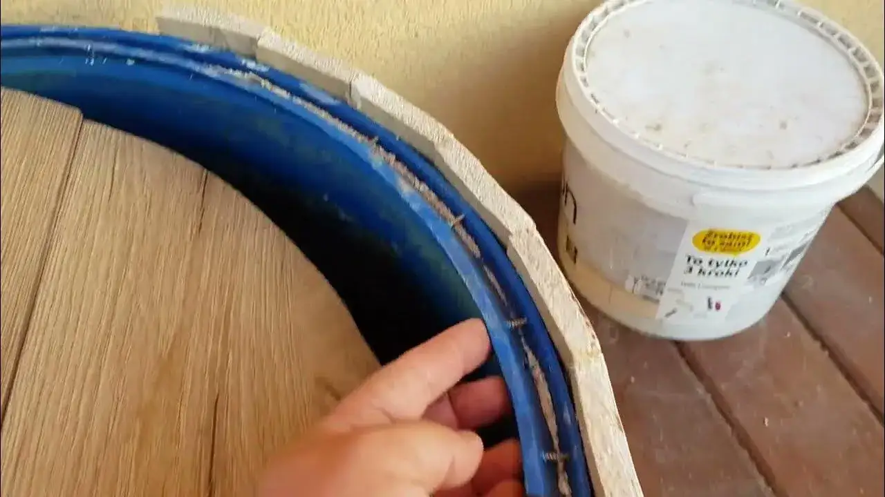 drewniana obudowa zbiornika na deszczówkę DIY