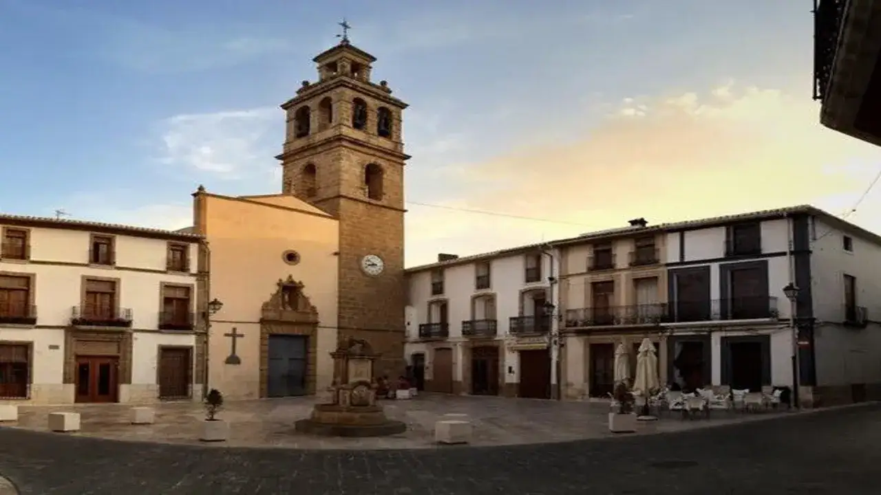 Plaza de Gata con su iglesia y casas tradicionales. Un lugar encantador que ver en Gata, con una fuente y terrazas.