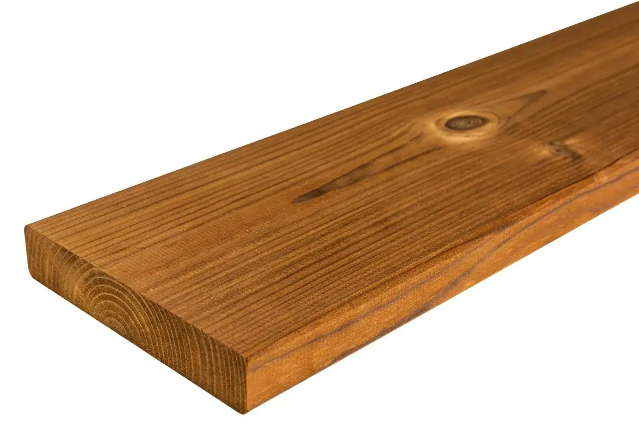 Tablones de madera de pino con nudos visibles y vetas marcadas, listos para construir o decorar.
