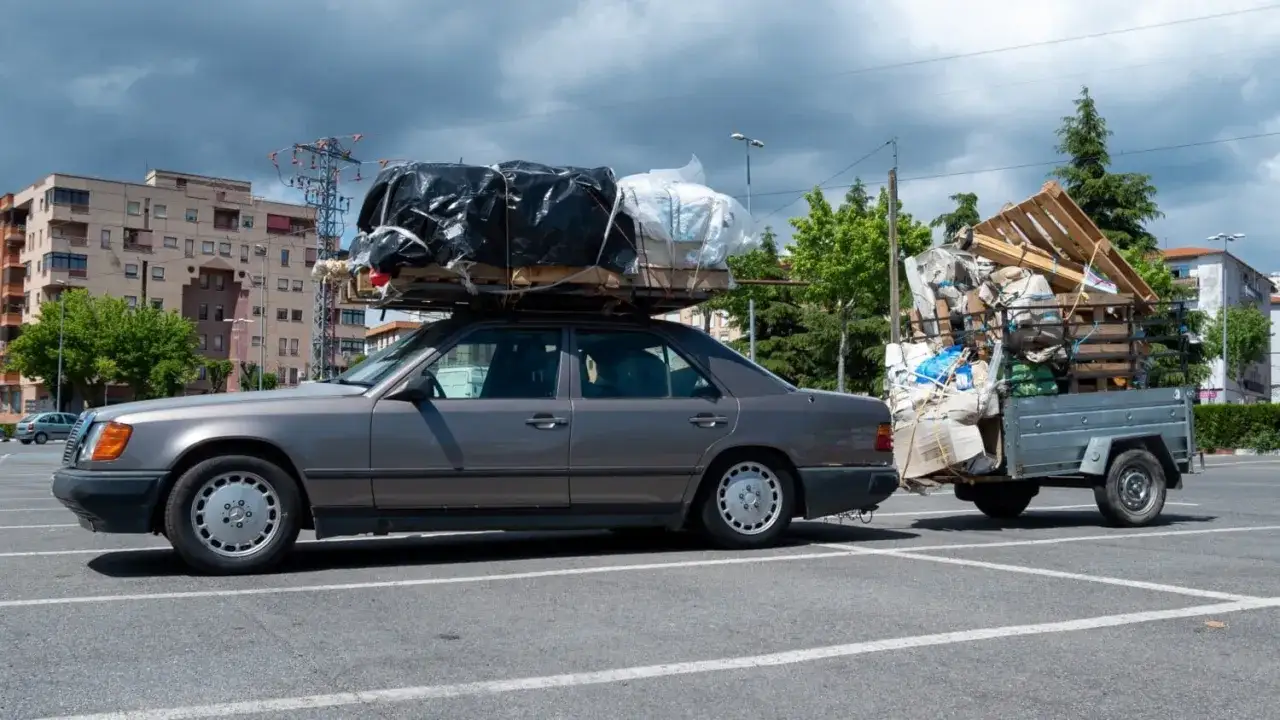 Voiture 5 places surchargée, remorque pleine, 6 personnes à bord, ça sent l'amende !