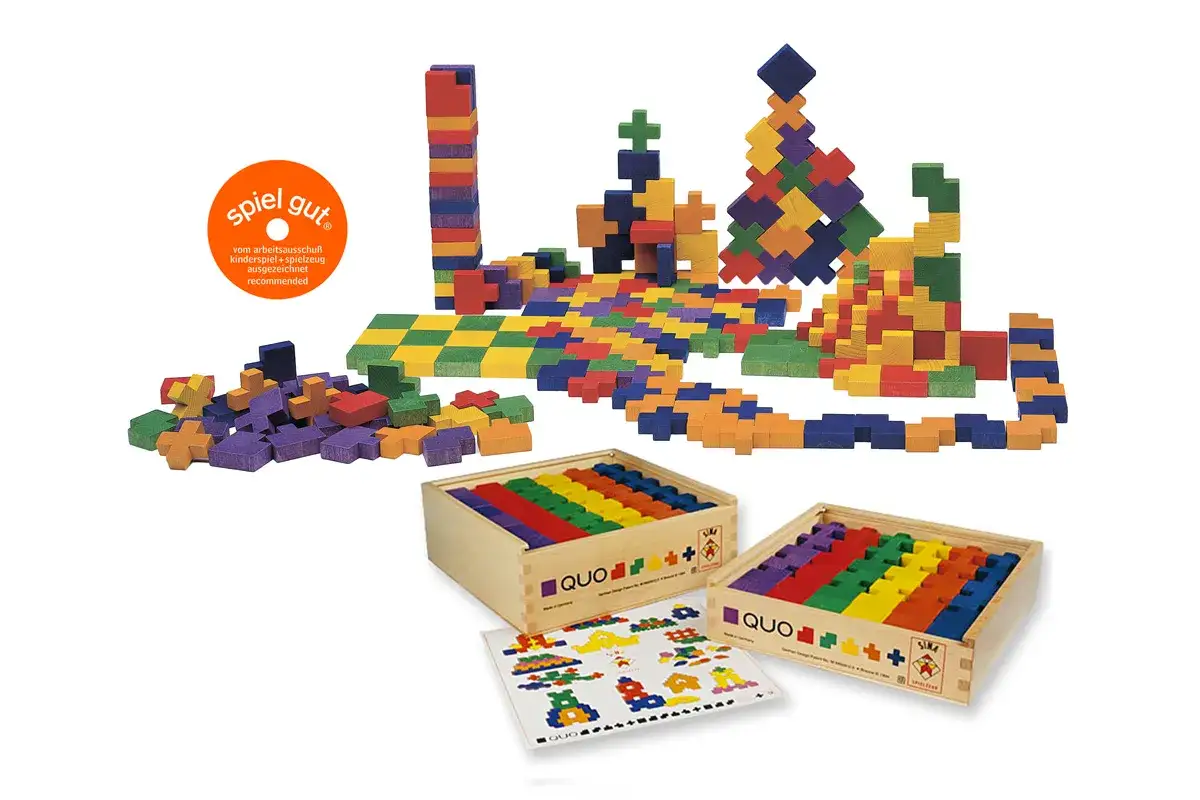 Bunte Holzbausteine, ideal f&uuml;r die Bauecke im Kindergarten, regen die Kreativit&auml;t an. Hier entstehen T&uuml;rme und Fantasiegebilde.