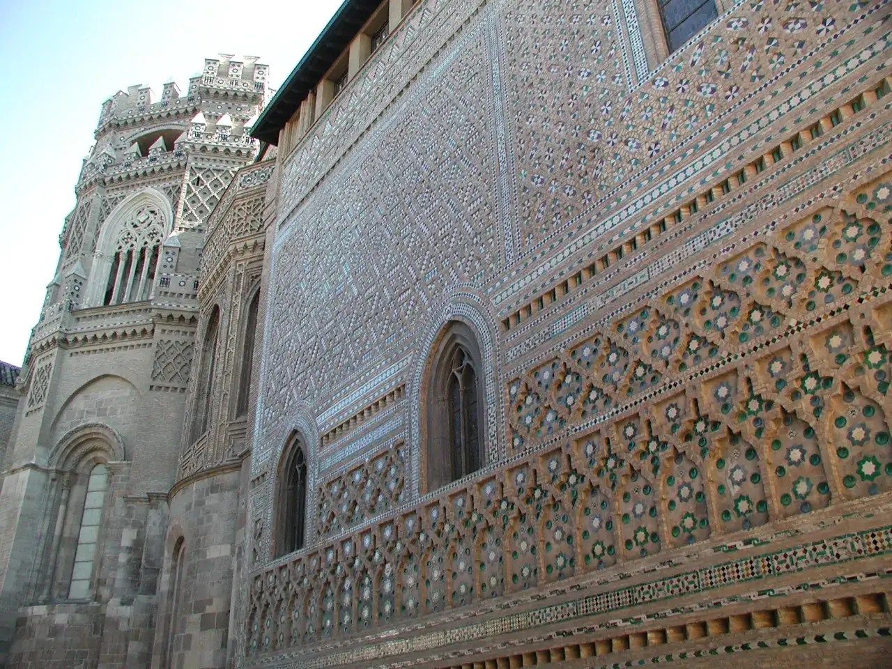 Detalle de las **catedrales de Zaragoza**, con su rica ornamentación de azulejos geométricos y arcos mudéjares.