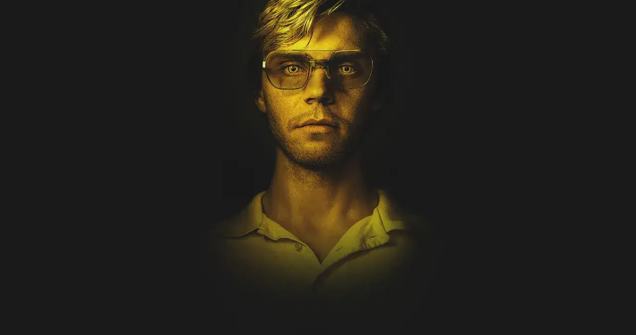 Portret mężczyzny w okularach, stylizowany na żółto. To plakat promujący serial Dahmer.