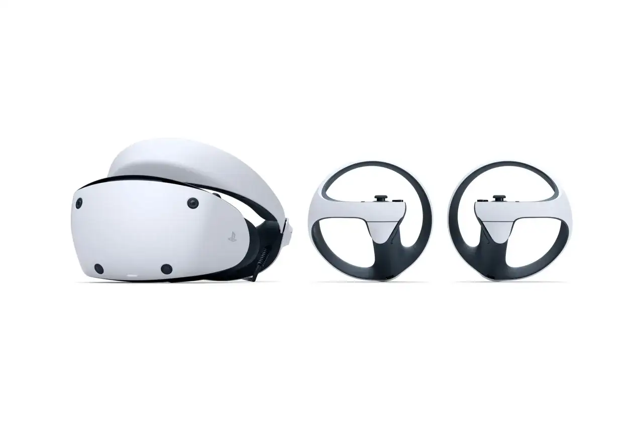 Casco PlayStation VR2 y dos volantes de carreras, listos para un **Playstation Showcase** inmersivo.