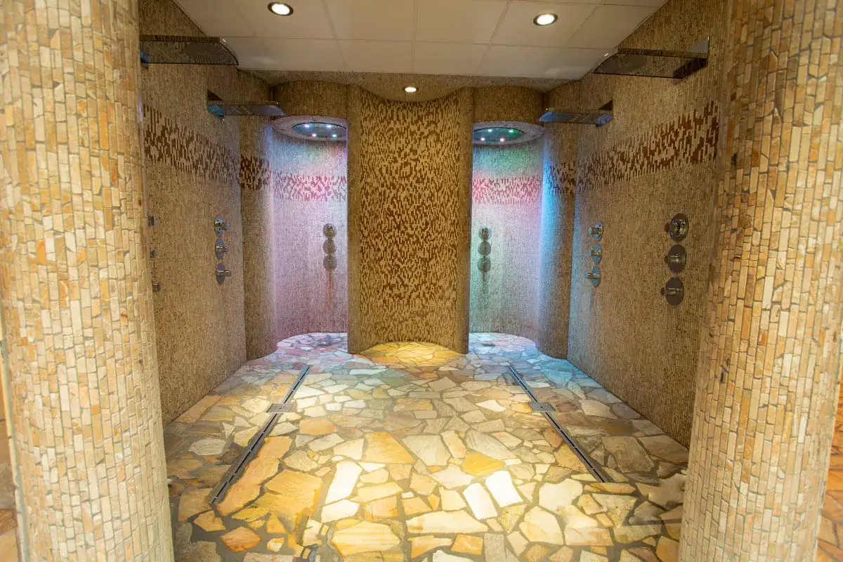 Moderne Duschen mit Mosaikw&auml;nden und stimmungsvoller Beleuchtung in der Therme Herford.
