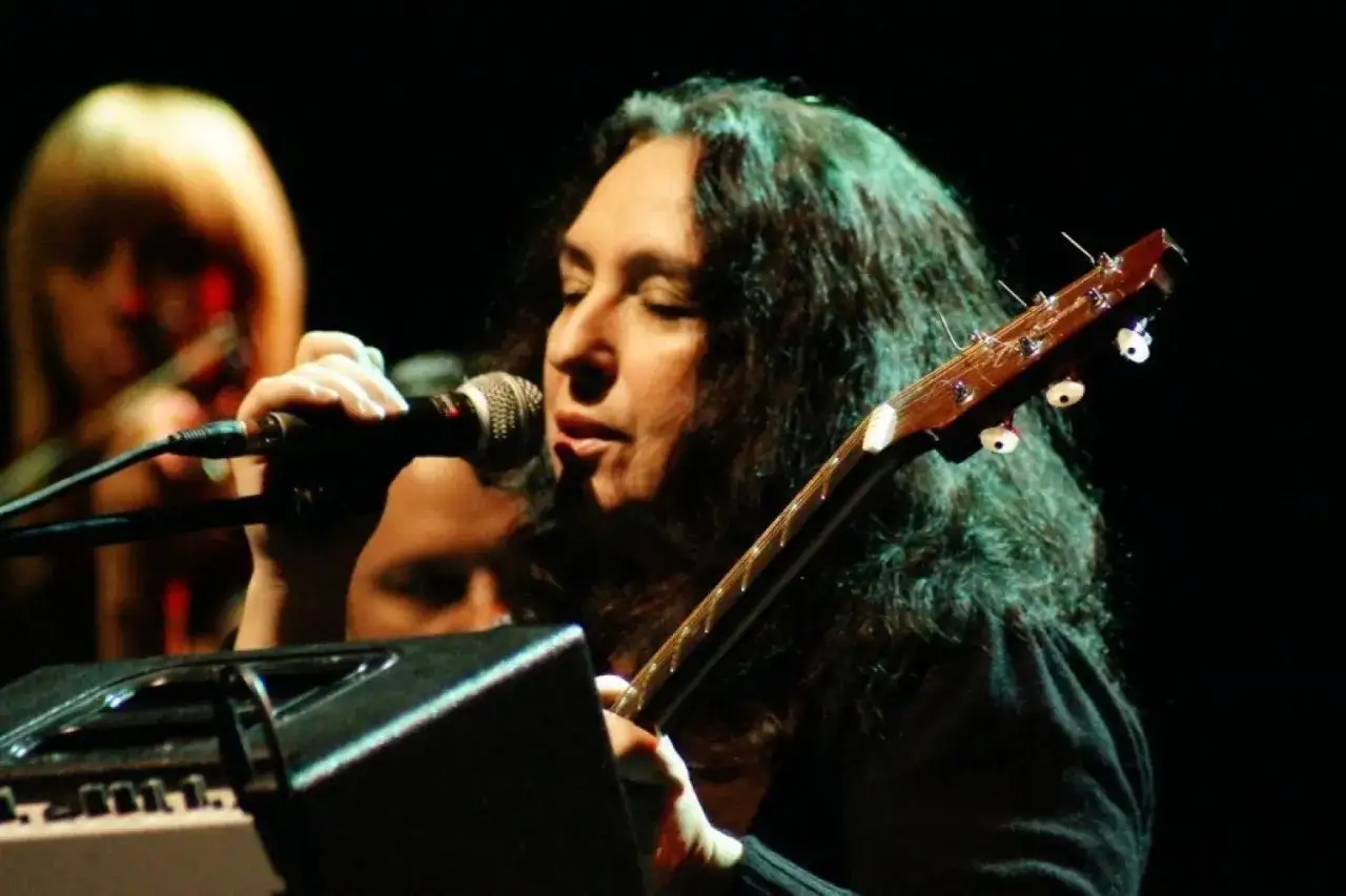Martyna Jakubowicz śpiewa i gra na gitarze, tworząc swoje niezapomniane utwory.