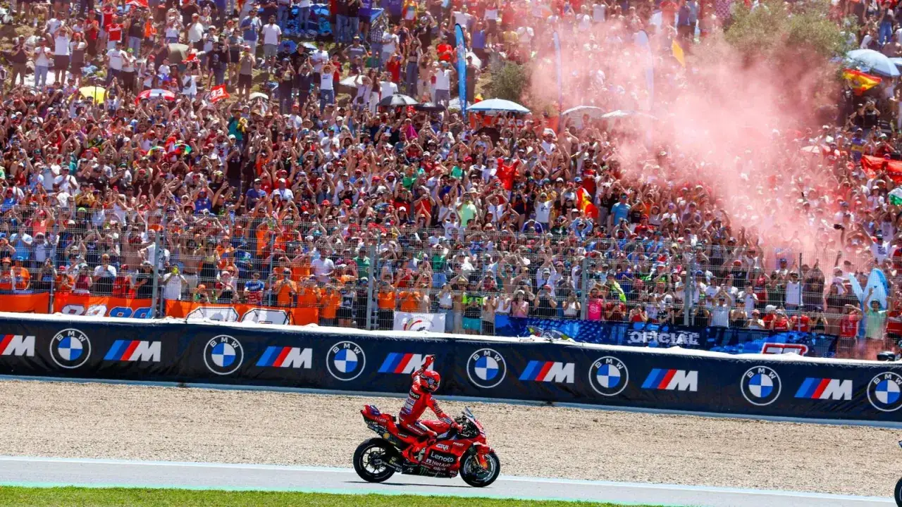 Marc M&aacute;rquez celebra en Jerez ante una multitud euf&oacute;rica, con humo rosa ti&ntilde;endo el cielo.