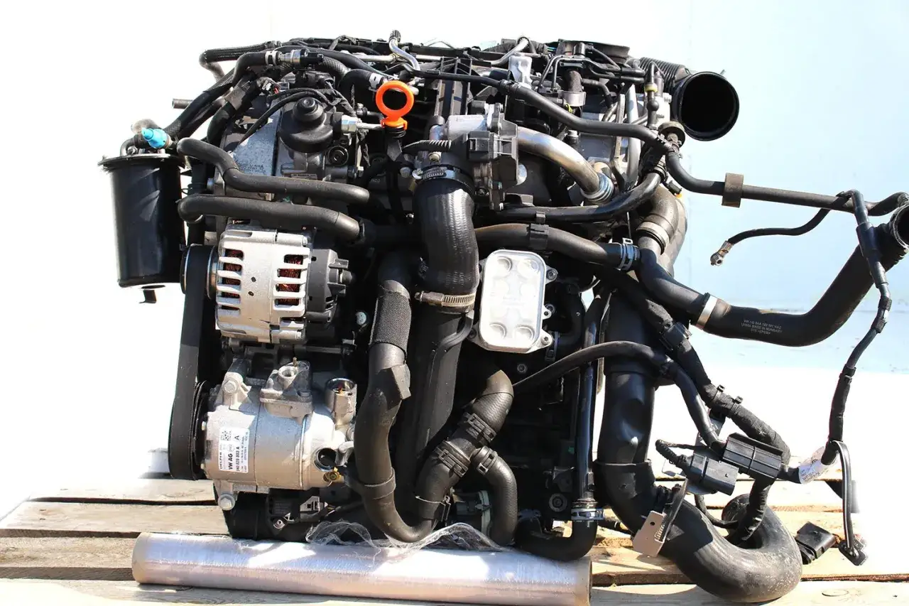 Silnik CFFB, z widocznymi elementami jak alternator i turbosprężarka. Znane są pewne wady tego silnika, np. problemy z DPF.