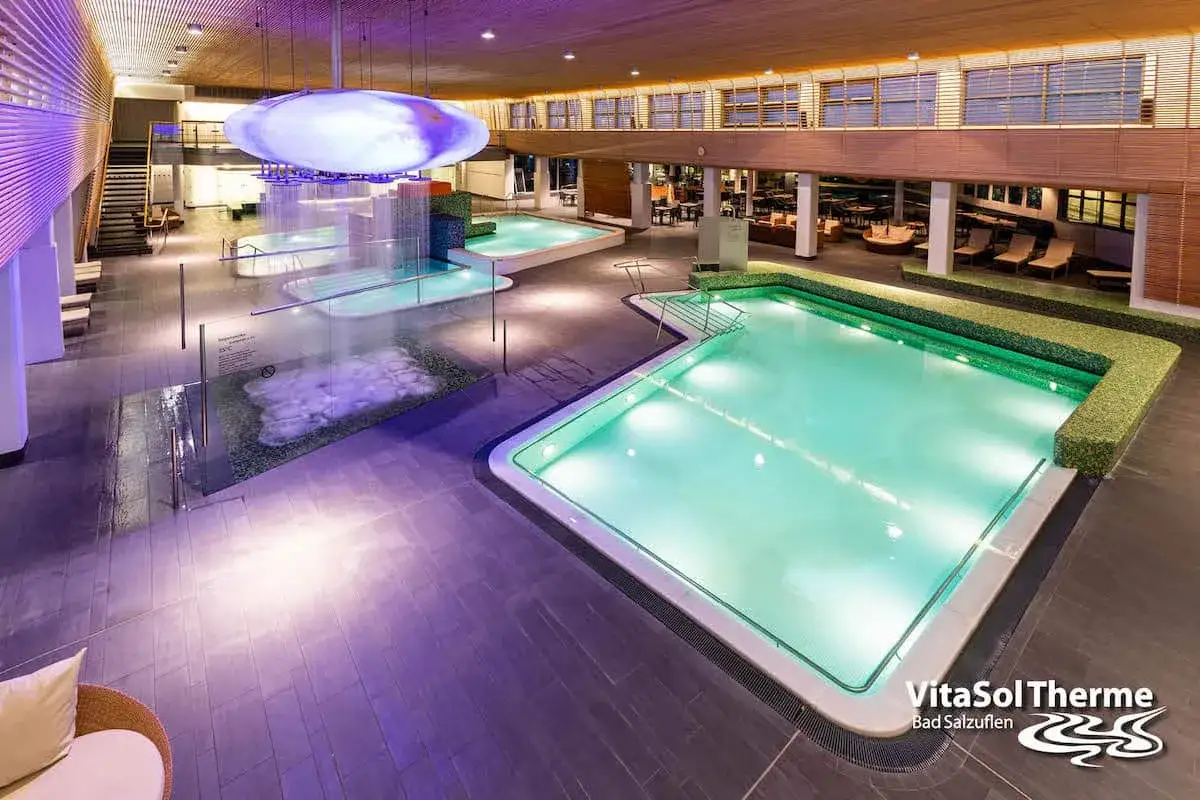 Entspannende Pools und Wasserf&auml;lle in der VitaSol Therme Bad Salzuflen. Ein Ort der Ruhe und Erholung.