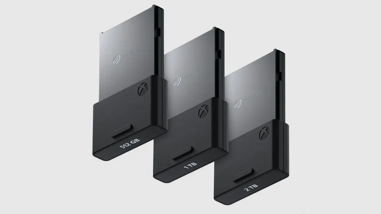 Drei Seagate SSDs für die Xbox Series X Speichererweiterung in verschiedenen Größen (512 GB, 1 TB, 2 TB) nebeneinander.