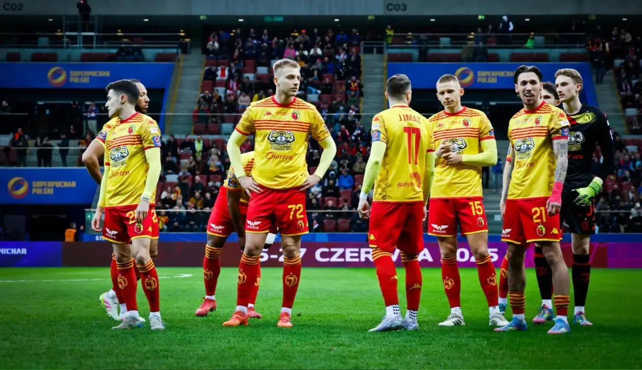 Piłkarze Jagiellonii w żółto-czerwonych strojach, gotowi na kolejne jagiellonia transfery.