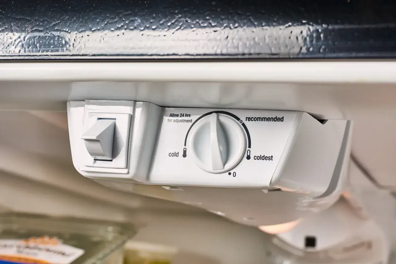 Réglage de la température pour un congélateur, avec un bouton rotatif indiquant