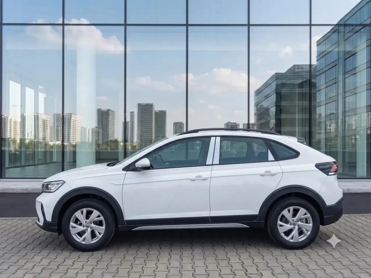 Biały Volkswagen na tle nowoczesnego biurowca. Zastanawiasz się, ile kosztuje wystawienie samochodu na OLX?