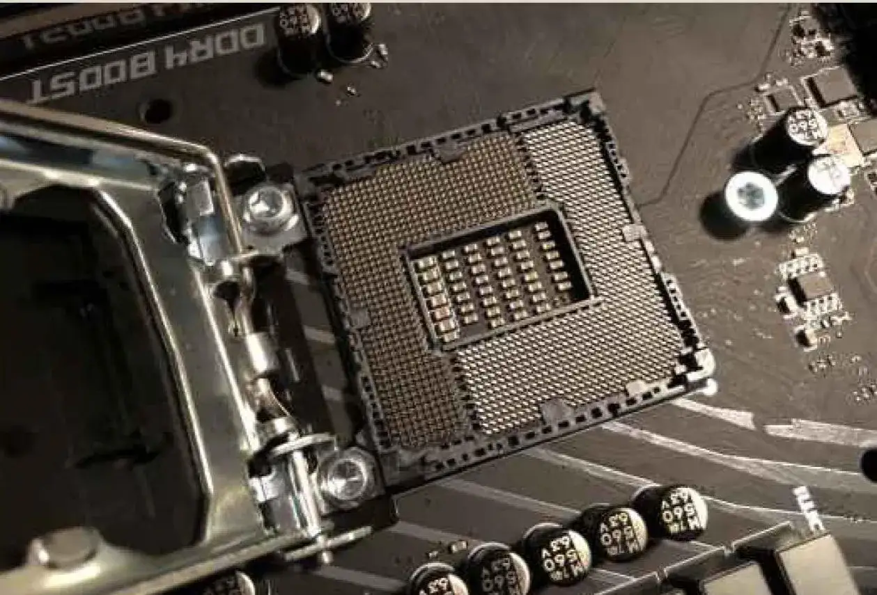 N&auml;r du ska byta moderkort &auml;r det viktigt att se hur processorn sitter i sockeln. H&auml;r syns en tom CPU-sockel p&aring; ett moderkort.