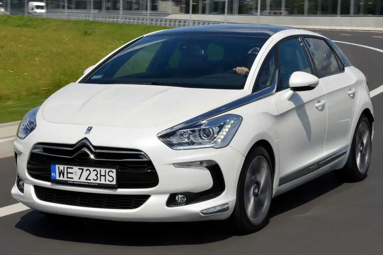 Biały Citroen DS5 na drodze. Zastanawiasz się, jaki silnik wybrać? Forumowicze pomogą!