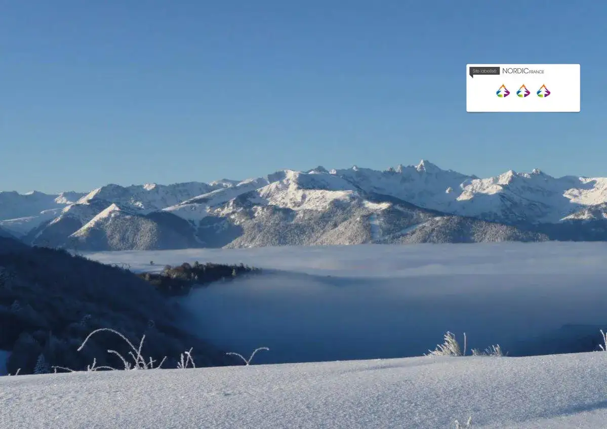 Paysage hivernal au col du Chioula, montagnes enneigées au-dessus d'une mer de nuages.