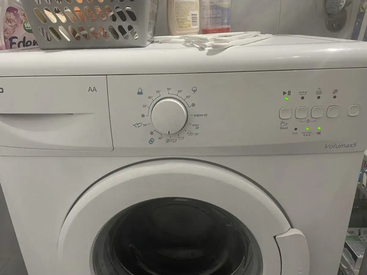Panel sterowania pralki Beko z pokrętłem programów i przyciskami. Instrukcja obsługi pomoże Ci wybrać odpowiedni cykl.
