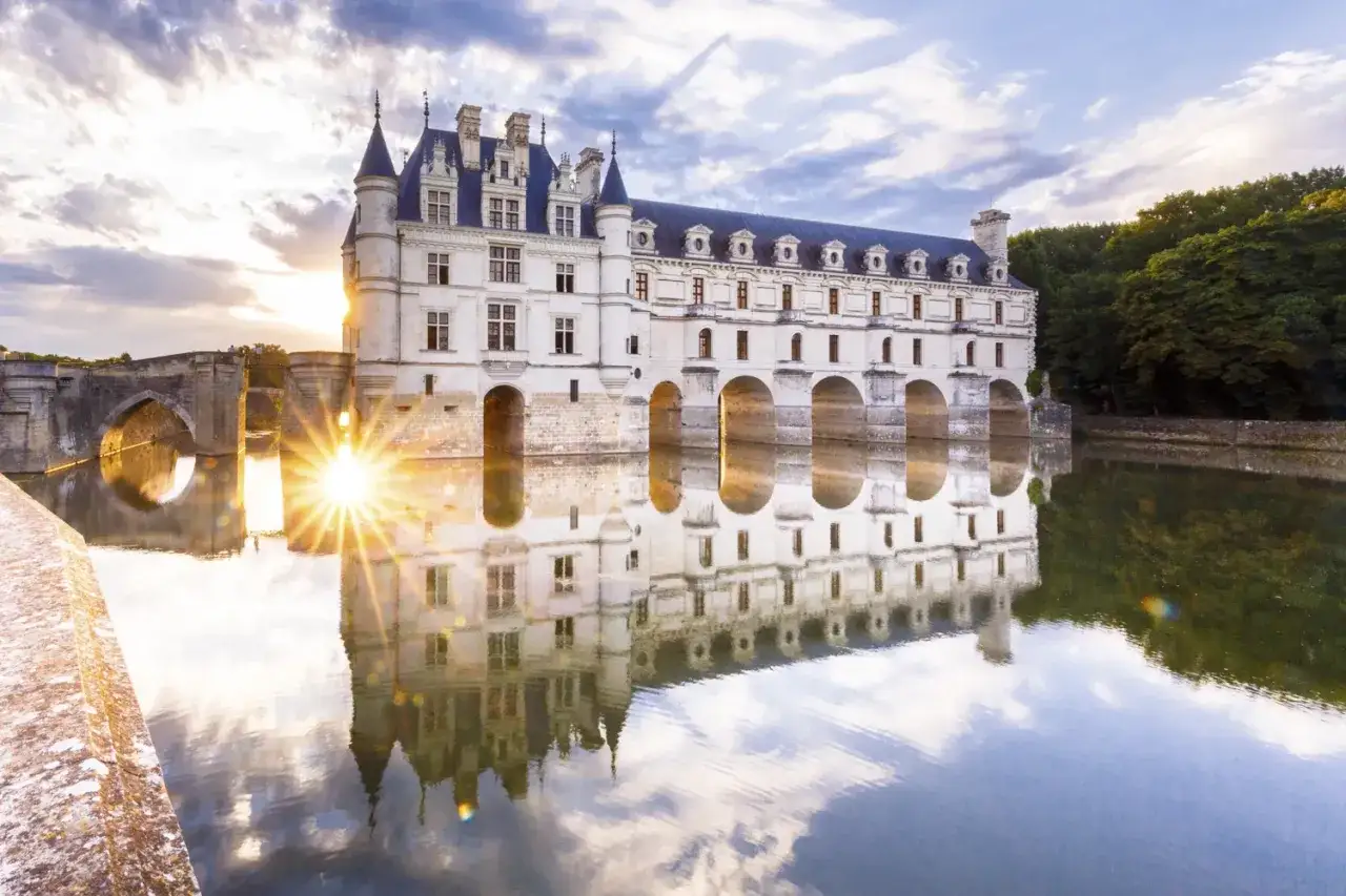 Le château de Chenonceau, reflet d'un coucher de soleil sur l'eau. Idéal pour le temps de visite.