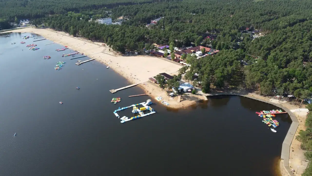Sielpia atrakcje: plaża, wodny plac zabaw, kolorowe rowerki wodne i kajaki czekają na gości.