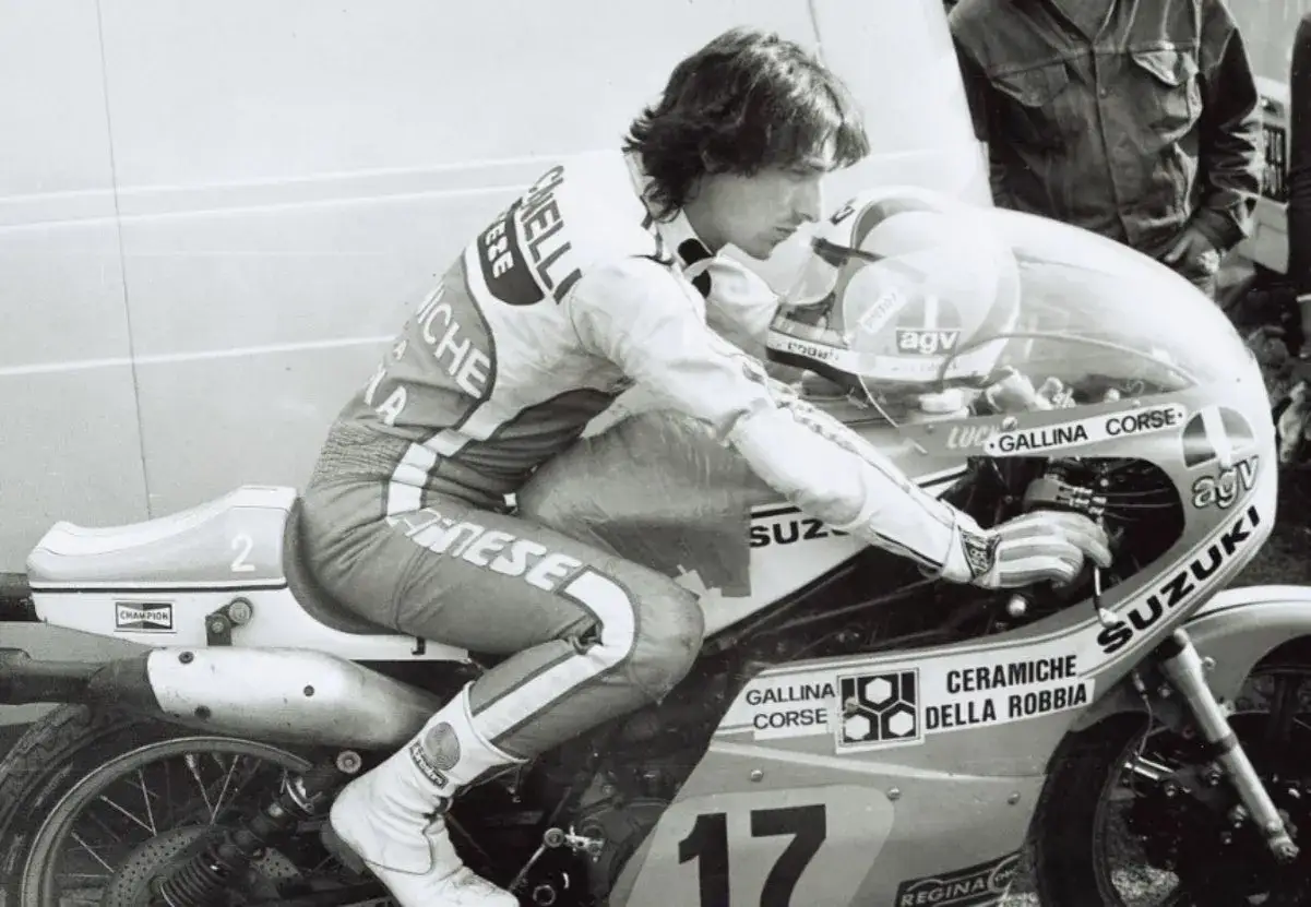 Piloto con mono de cuero Dainese y casco AGV, listo para competir en su Suzuki. Podr&iacute;a ser Carlo Ubbiali.