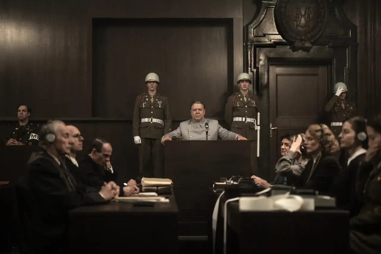 Arkadiusz Tomiak uchwycił scenę z sali sądowej, gdzie siedzi oskarżony, a obok niego stoją żołnierze.