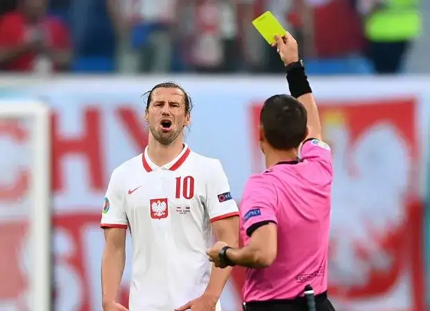 Piłkarz otrzymujący żółtą kartkę Ekstraklasa