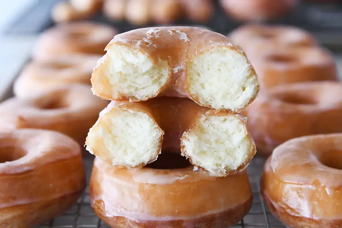 Leckere, glasierte Donuts, perfekt für ein selbstgemachtes Donuts Rezept. Innen fluffig und außen süß.