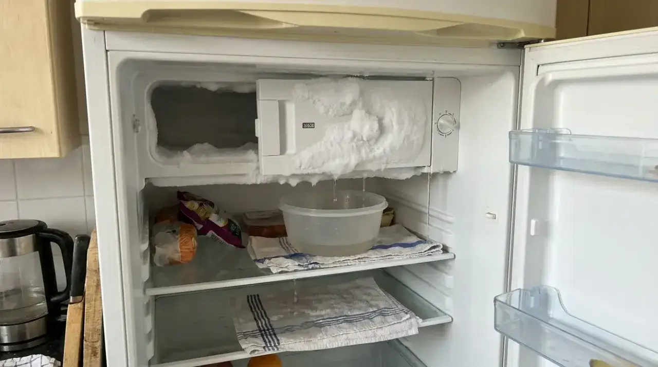 Lodówka z grubą warstwą lodu przed rozmrażaniem