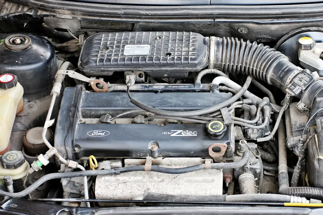 Silnik Ford Mondeo MK2 1.8L Zetec, widok z góry, z widocznymi przewodami, filtrem powietrza i innymi elementami.