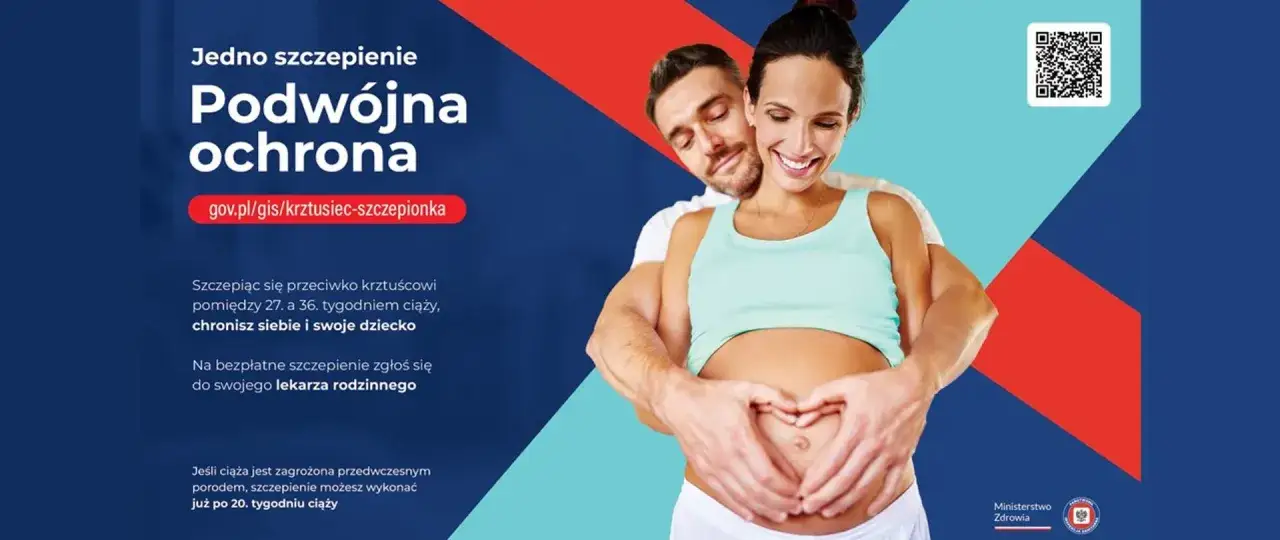 Szczęśliwi rodzice tworzą serce na brzuchu ciężarnej, chroniąc przyszłe dziecko przed kokluszem. Szczepienie to podwójna ochrona.