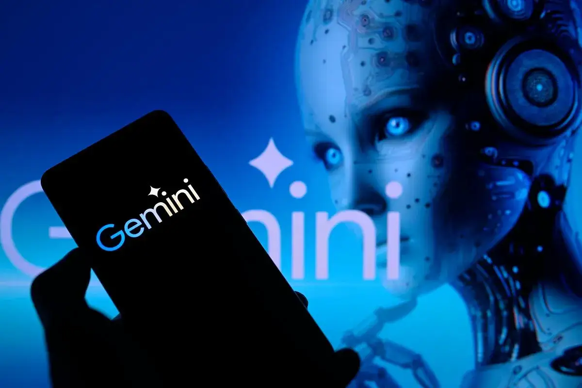 Telefon z logo Gemini i twarz robota. Tak jak nas widzi sztuczna inteligencja, analizując dane.