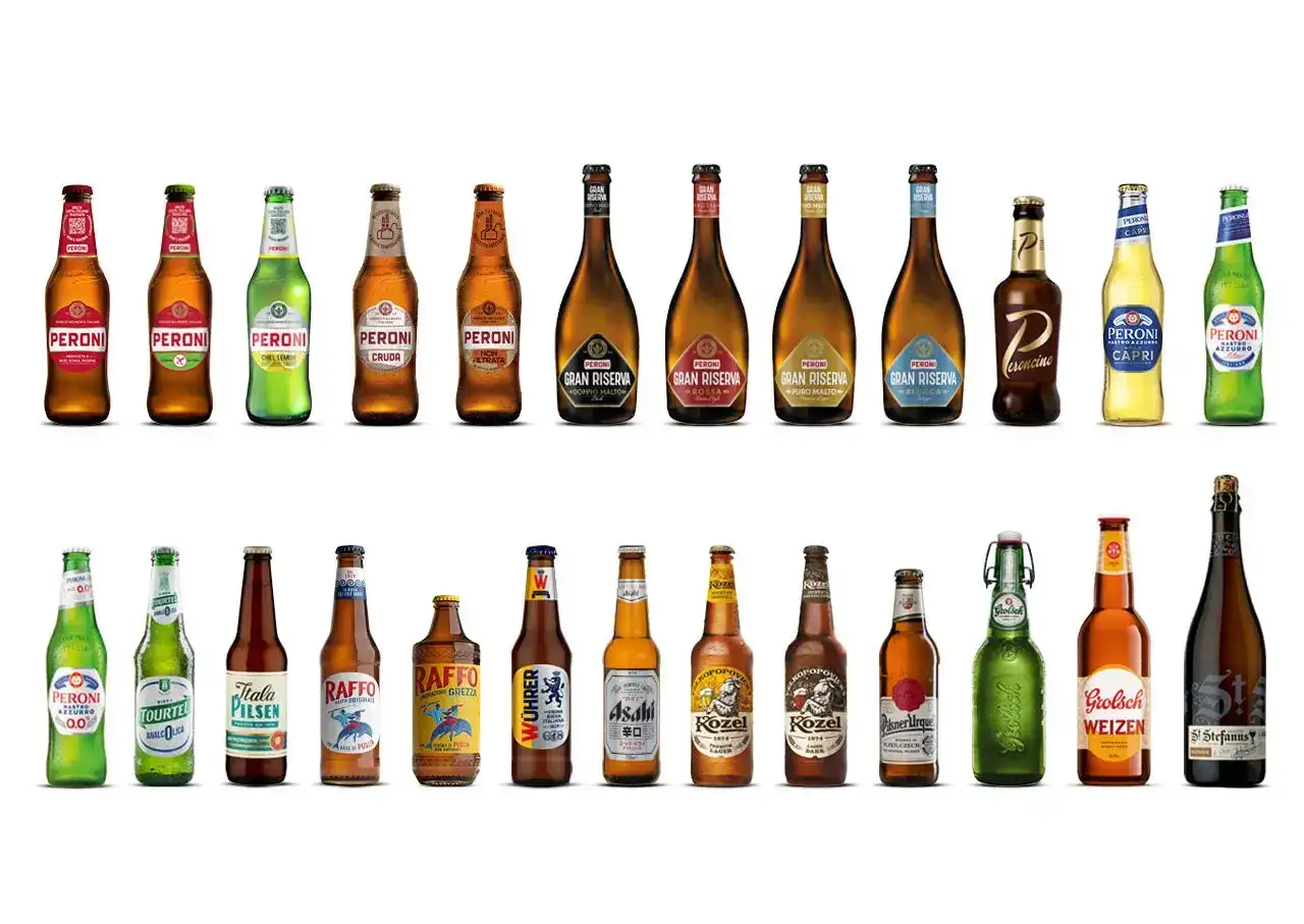 Eine Auswahl an italienischem Bier, darunter verschiedene Sorten von Peroni, Raffo und andere Marken, pr&auml;sentiert in Flaschen.