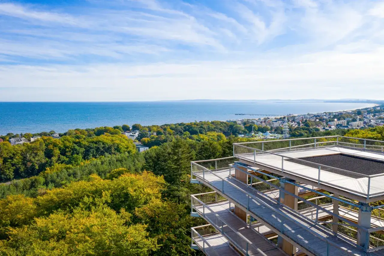 Der Baumwipfelpfad Usedom bietet einen atemberaubenden Blick über das Meer und die Küstenstadt.