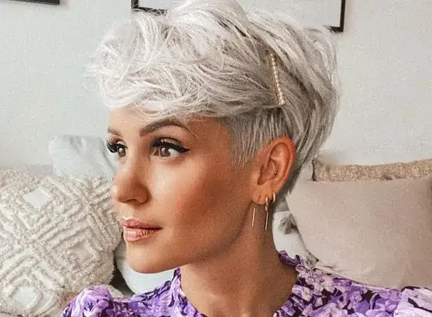 Fryzura pixie cut na wesele z ozdobami