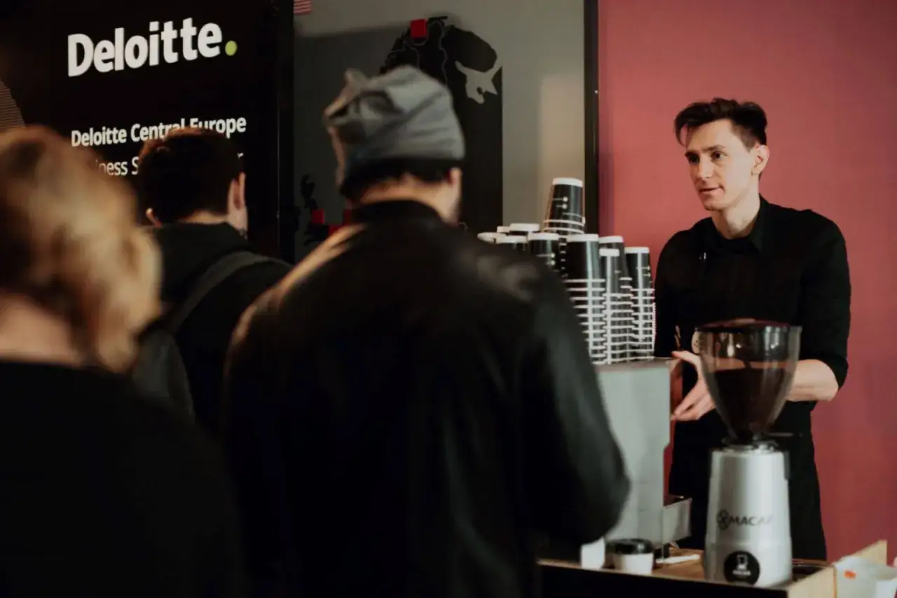 Profesjonalny barista przygotowuje kawę. Dowiedz się, jak zaplanować stylowy kącik kawowy (coffee bar) z profesjonalnym baristą.