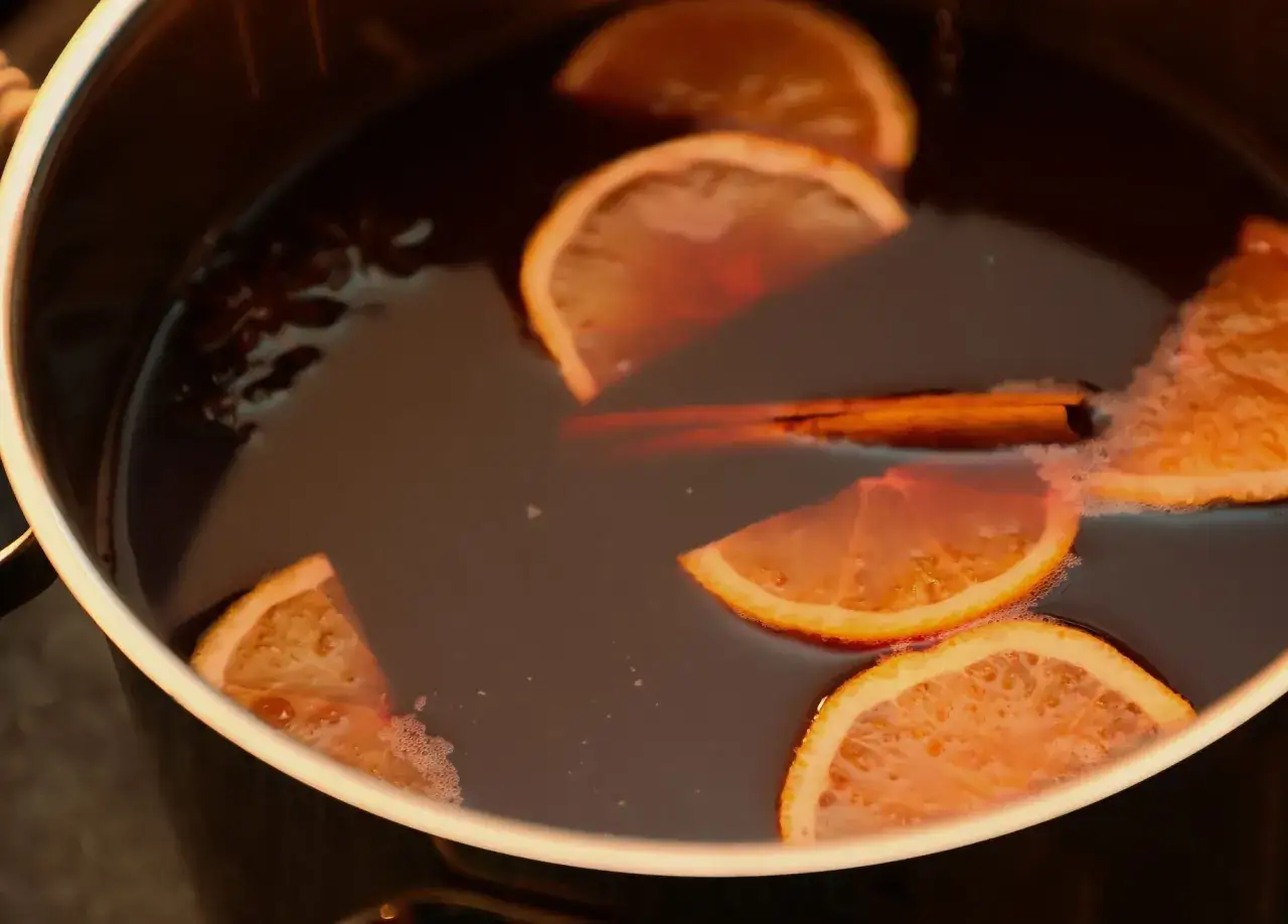 Une marmite de punch chaud avec des tranches d'orange, de la cannelle et de l'anis &eacute;toil&eacute;. Parfait pour une recette punch simple et r&eacute;confortante.