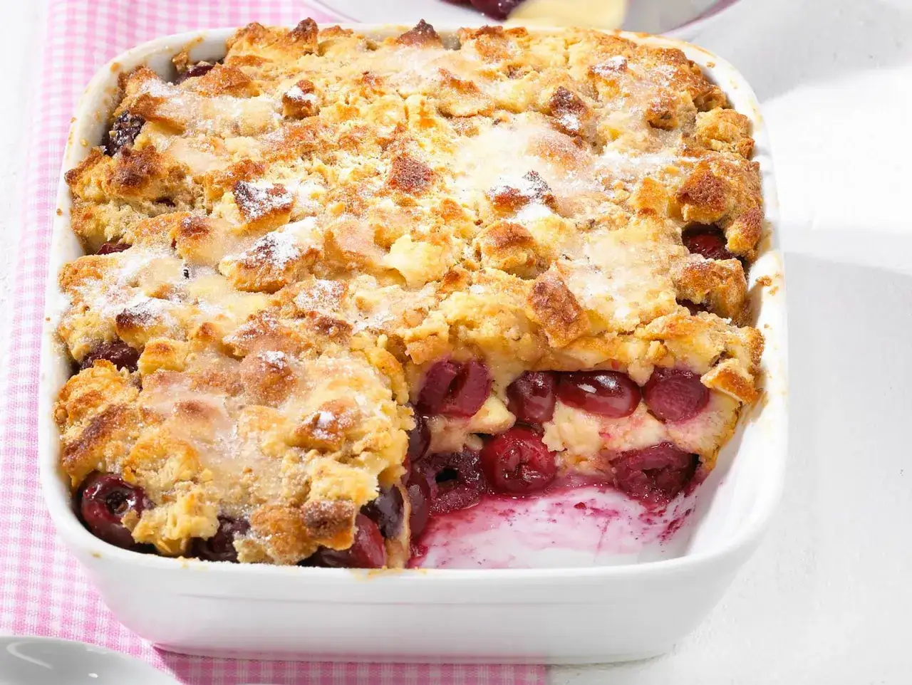 Ein frisch gebackener Kirschenmichel im Auflaufform, mit knuspriger Streuseldecke und saftigen Kirschen. Ein einfaches Kirschenmichel Rezept f&uuml;r jeden Anlass.