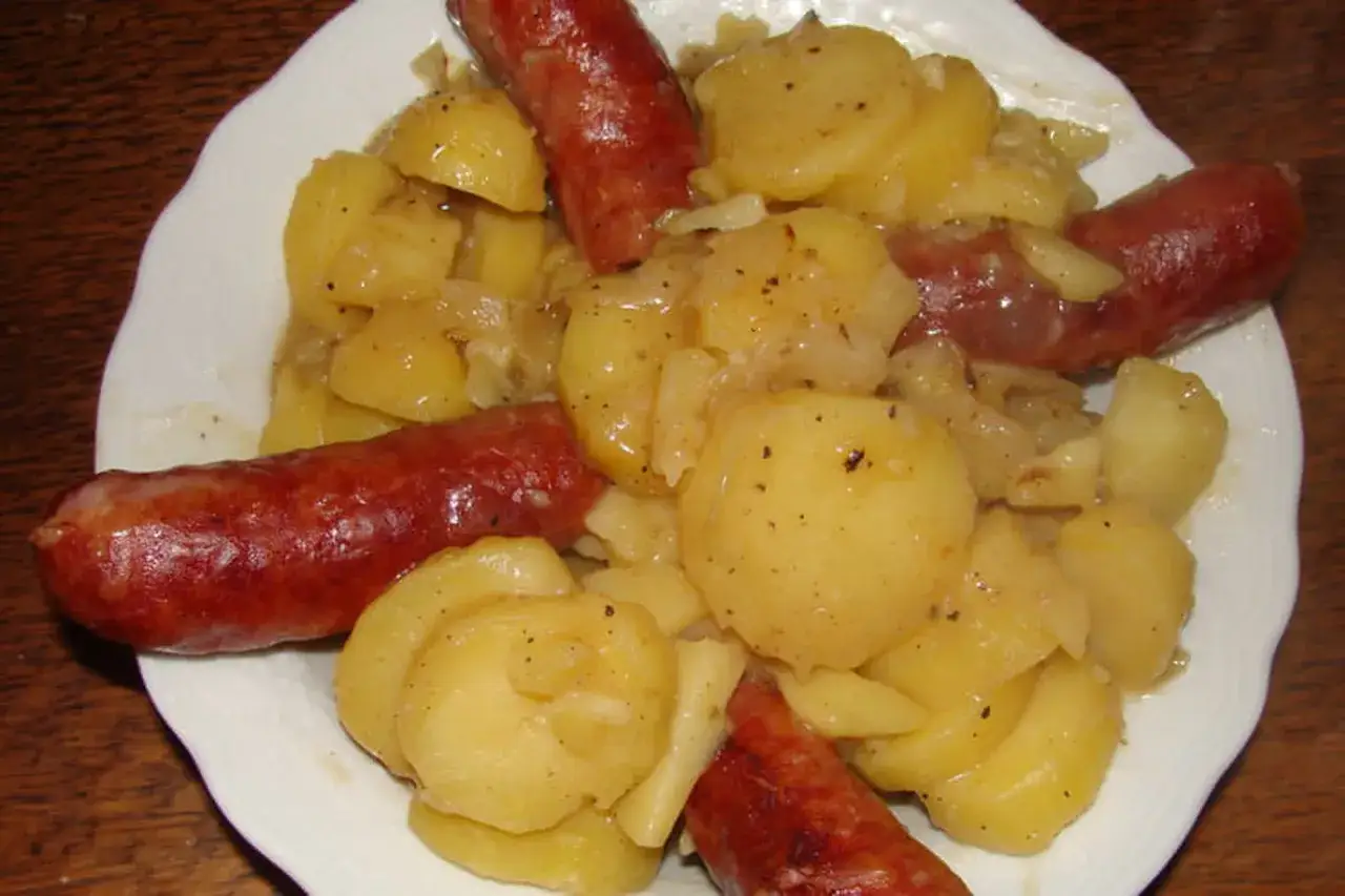 Plat savoyard réconfortant : diots de Savoie et pommes de terre fondantes. Un délice pour les amateurs de recettes traditionnelles.