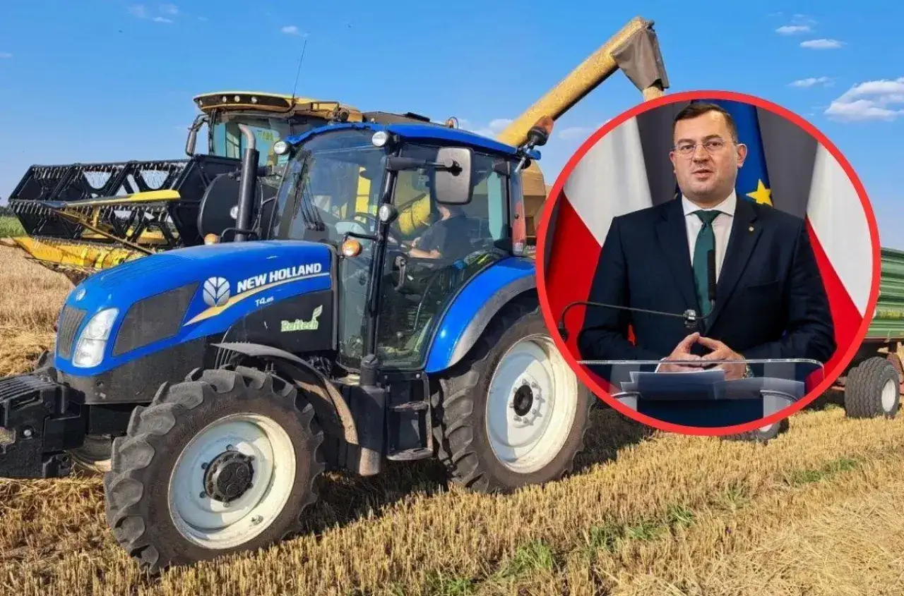 Nowoczesny traktor New Holland na polu podczas żniw. W tle polityk w garniturze, symbol wsparcia dla polskiego pkd gospodarstwa rolnego.