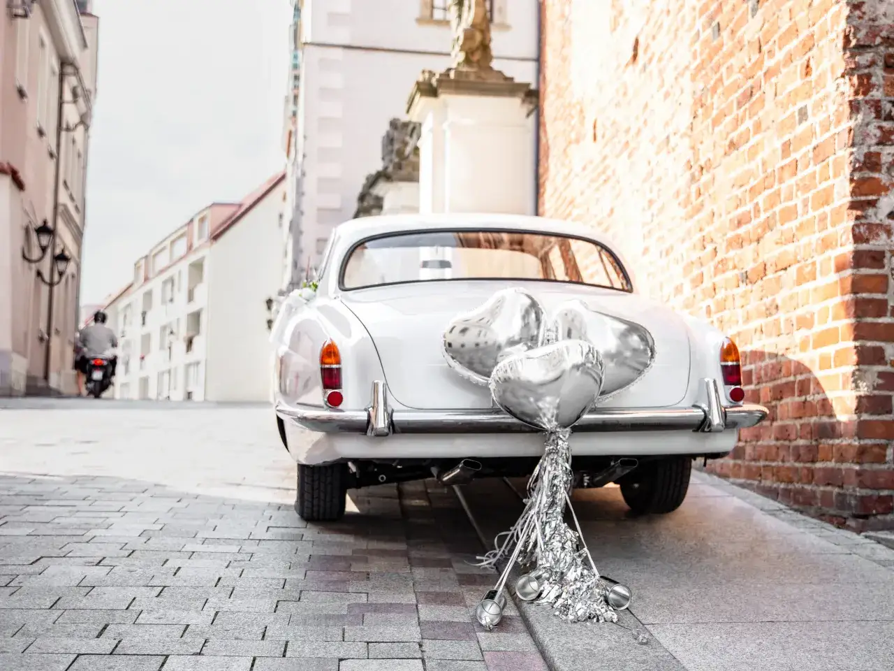 r&oacute;żne style dekoracji samochodu ślubnego: boho, klasyczny, minimalistyczny, vintage